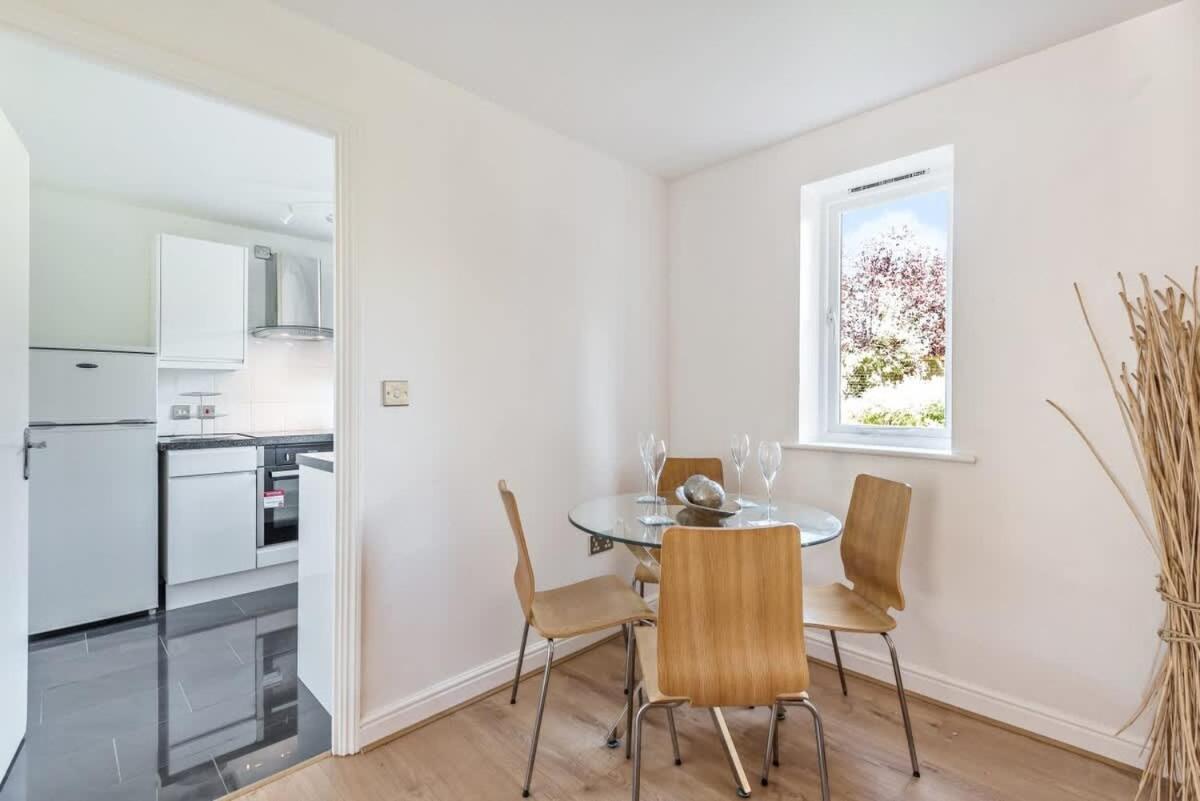 2 Bed Flat, Dedicated Workspace, Parking, 4ktv Apartament
