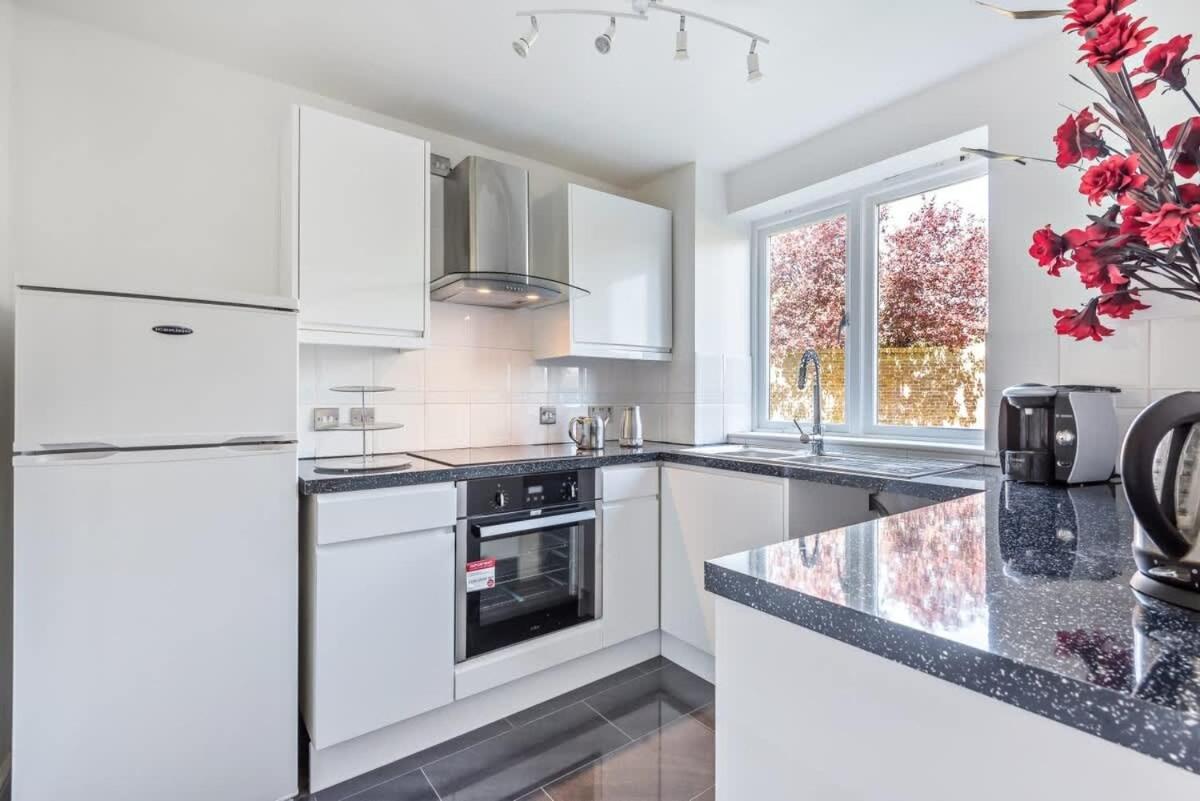Apartament 2 Bed Flat, Dedicated Workspace, Parking, 4ktv Londra